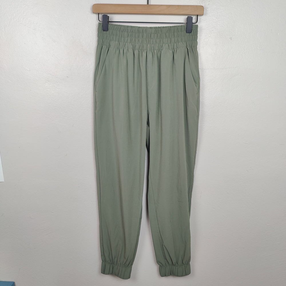 Vuori Villa Joggers Womens Small Sage Green Smocked Waist Performance Running - Picture 2 of 10